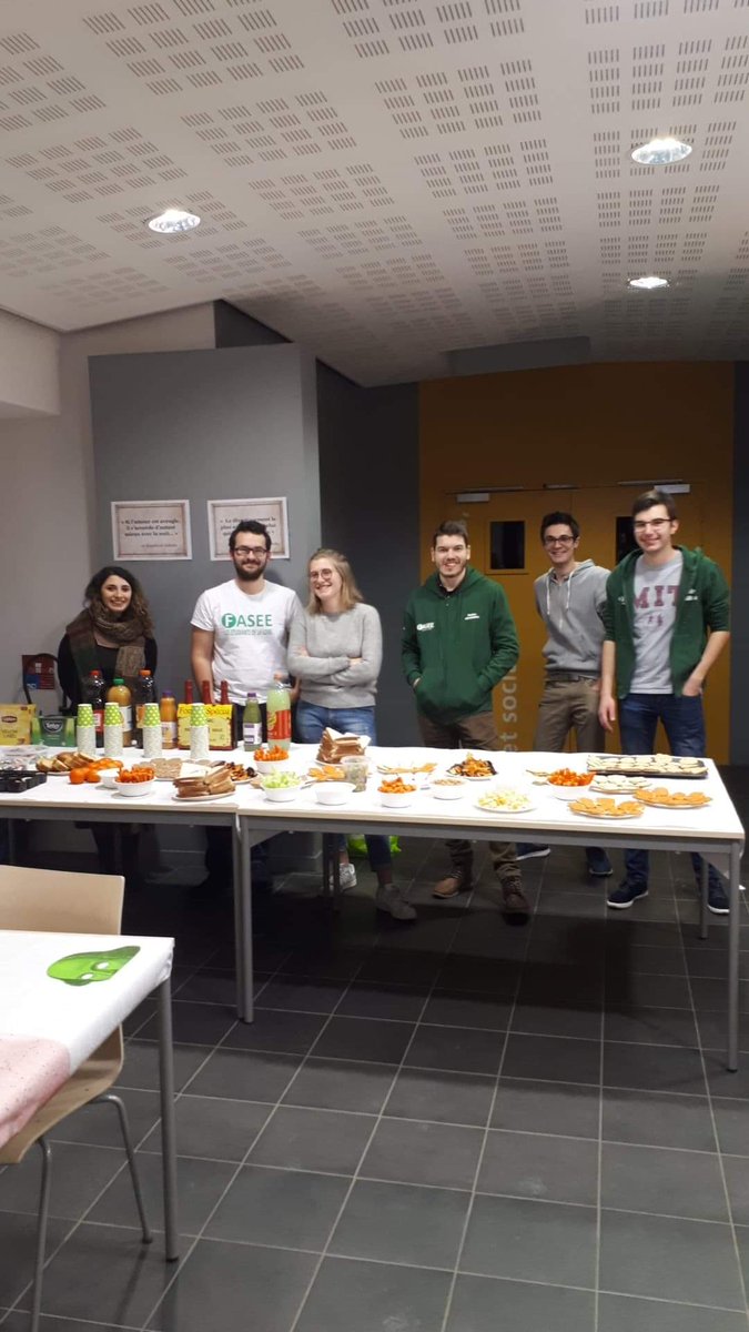 L'AGORAé et la <a href="/FedeFASEE/">FASEE</a> tiennent le buffet lors de la fabuleuse nuit Shakespeare, organisée par la <a href="/BUSaintEtienne/">BU Saint Etienne</a> dans le cadre de la nuit de la lecture !