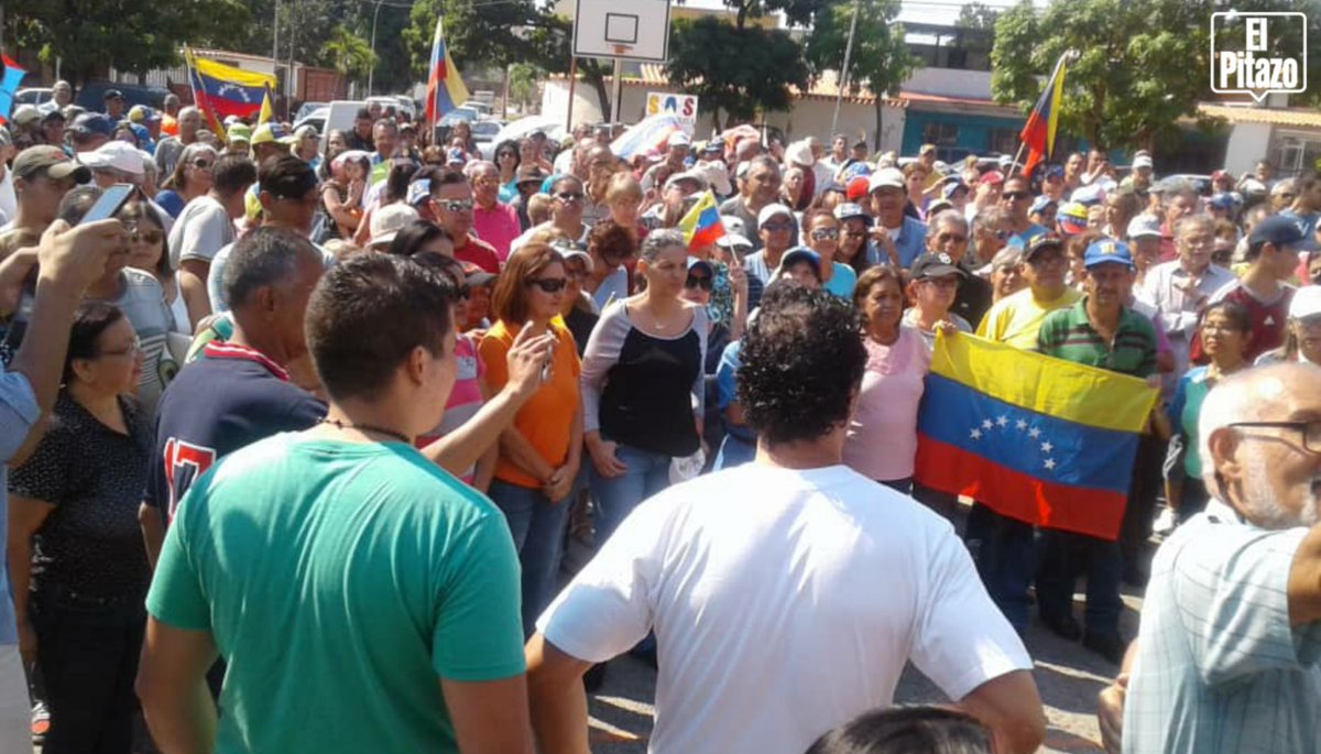ElPitazoTV's tweet photo. Aragua | Cabildo abierto en la urbanización Valle Fresco con la asistencia de los Diputados a la AN, Melva Paredes, Arnoldo Benítez, José Cheo Hernández y José Trujillo, también vecinos que plenaron la calle y participaron en el cabildo #19Ene - vía Infociudadano Concluchino https://t.co/hGAqSdeVgM