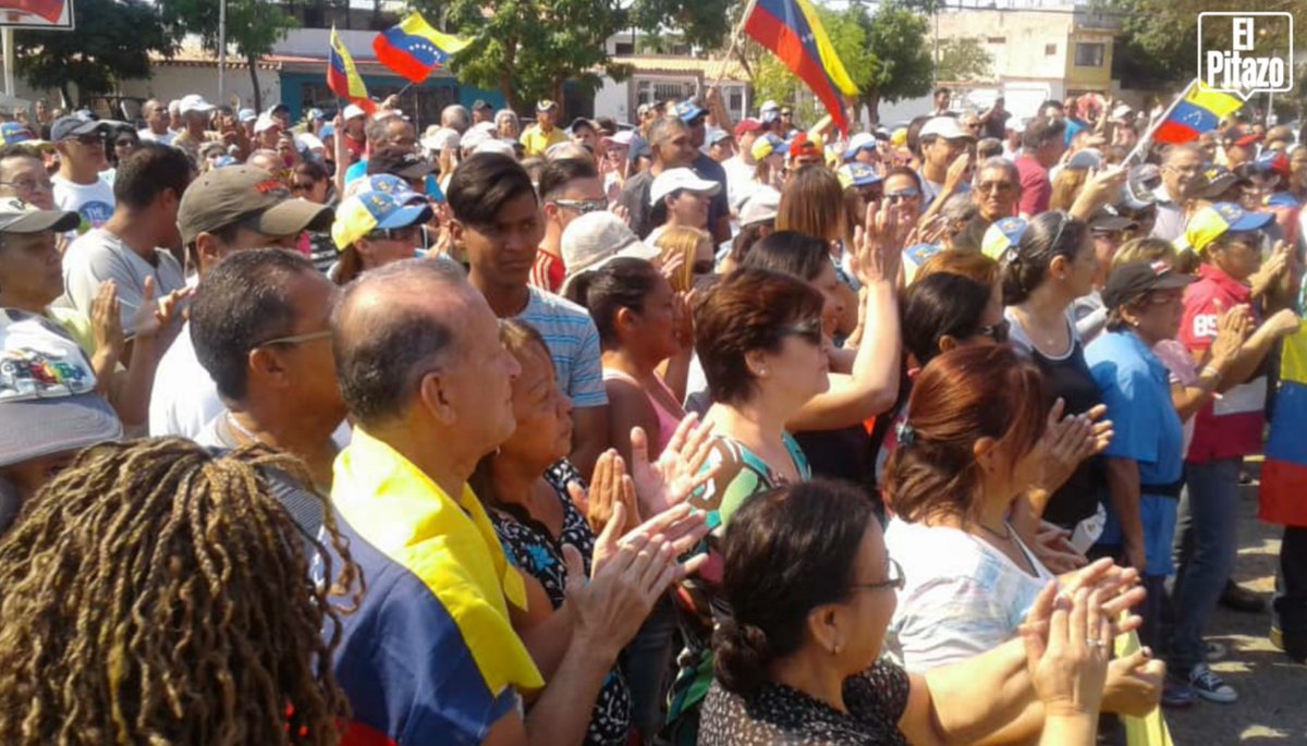 ElPitazoTV's tweet photo. Aragua | Cabildo abierto en la urbanización Valle Fresco con la asistencia de los Diputados a la AN, Melva Paredes, Arnoldo Benítez, José Cheo Hernández y José Trujillo, también vecinos que plenaron la calle y participaron en el cabildo #19Ene - vía Infociudadano Concluchino https://t.co/hGAqSdeVgM