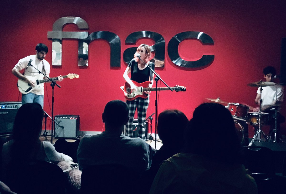 <a href="/whitehoundsband/">WHITE HOUNDS</a> WHITE HOUNDS ara a l’Fnac l’Illa <a href="/Fnac_CAT/">Fnac CAT</a> #minifestival2019