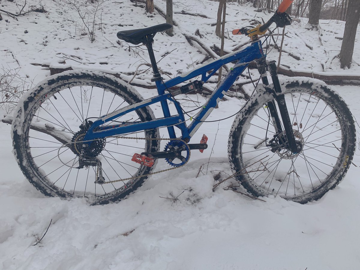 UAPSentinel's tweet photo. Who needs a fat bike not this guy! Having fun in snowmeggedon! #fatguybiking #manitoumtb #hayesbrakes #diamondbackbikes #snowmegeddon https://t.co/BEVUJmP4Gh