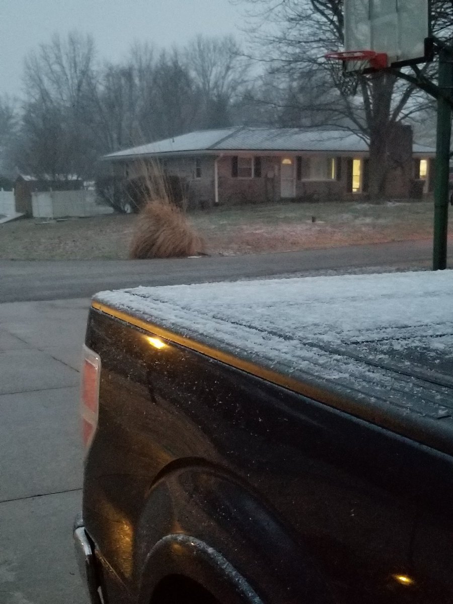 clbarker79's tweet photo. @WilhiteWx Hard to see, however snow starting to fall in East Posey County, approximately a 1/2 mile from Vanderburgh County line. https://t.co/moDV6eYIt7