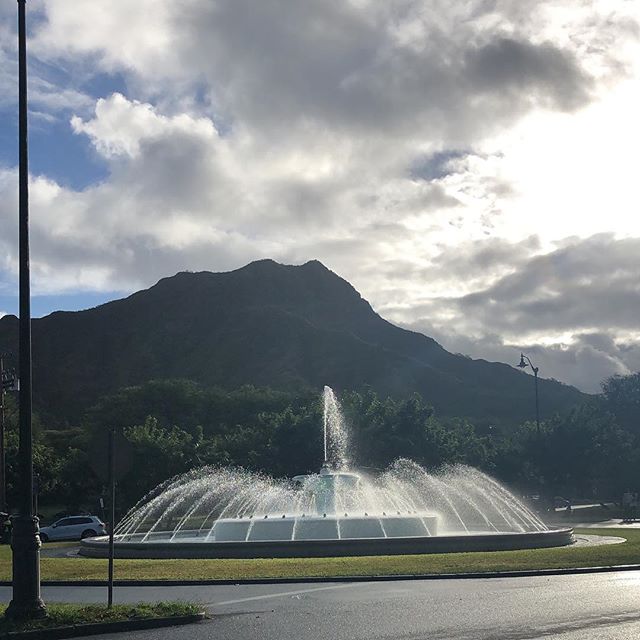 urbanoahu's tweet photo. Merry Christmas Eve! Morning pic of Diamond Head and fountain taken from the Elks Lodge. #aloha #christmaseve #diamondhead #elkslodge https://t.co/ps9byZw7P5