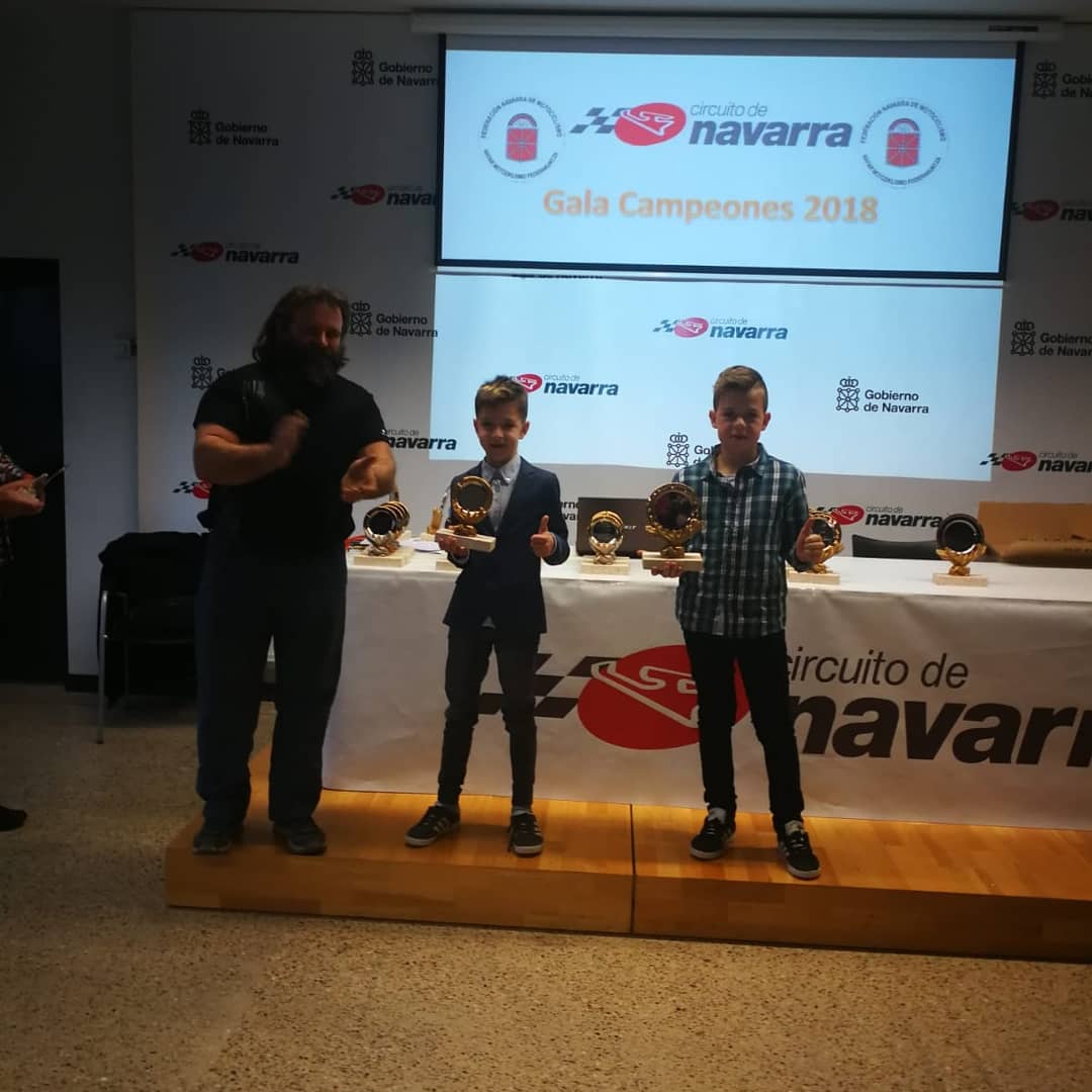 TeamDonapea's tweet photo. Kylian Sarrias #11 y @albertbaeza25 en la gala de Campeones de la Federación Navarra de Motociclismo, recogiendo su galardon de tercer clasificados en sus respectivas categorías.
Felicidades Campeones

#motociclismo #campeones #navarros https://t.co/S6ZRspxeH0