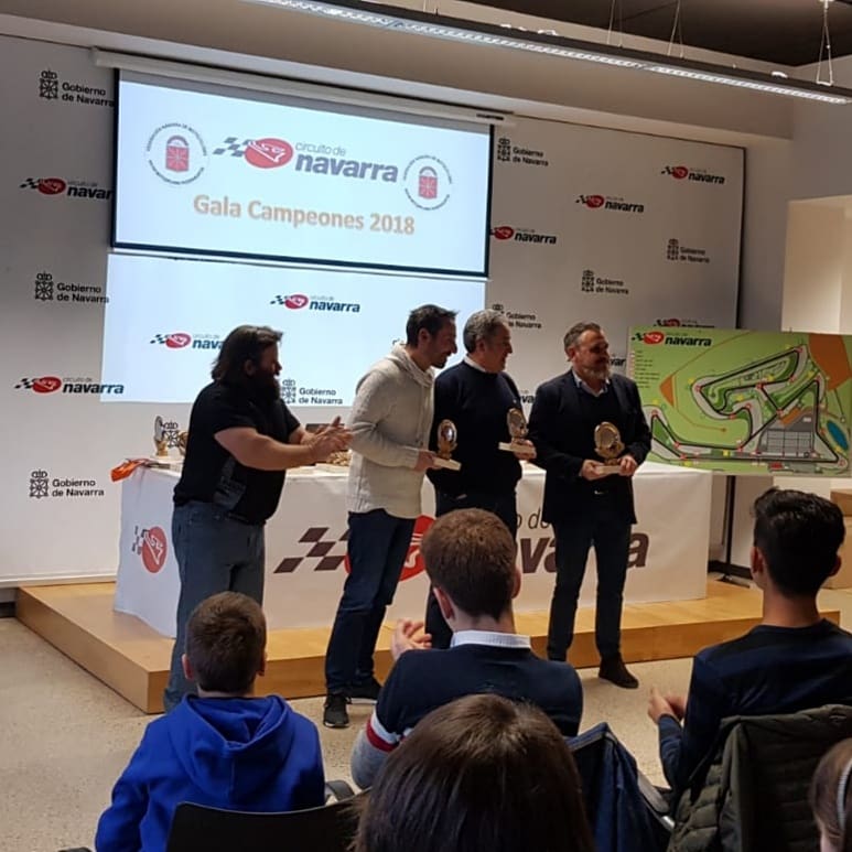 TeamDonapea's tweet photo. Kylian Sarrias #11 y @albertbaeza25 en la gala de Campeones de la Federación Navarra de Motociclismo, recogiendo su galardon de tercer clasificados en sus respectivas categorías.
Felicidades Campeones

#motociclismo #campeones #navarros https://t.co/S6ZRspxeH0