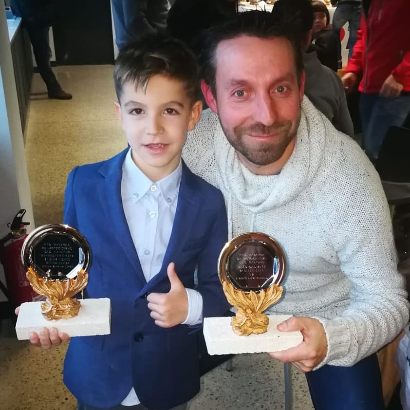 TeamDonapea's tweet photo. Kylian Sarrias #11 y @albertbaeza25 en la gala de Campeones de la Federación Navarra de Motociclismo, recogiendo su galardon de tercer clasificados en sus respectivas categorías.
Felicidades Campeones

#motociclismo #campeones #navarros https://t.co/S6ZRspxeH0