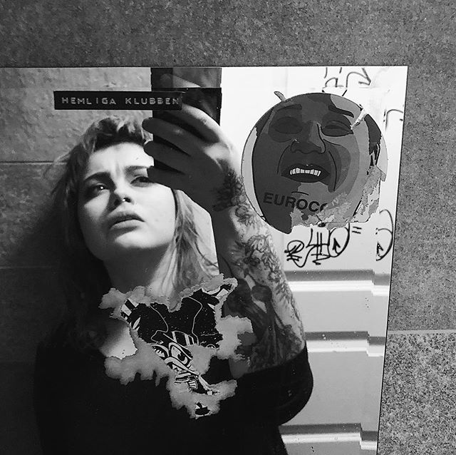 xamy_'s tweet photo. It’s not that hidden.
#toilet #toiletselfie #bathroom #bathroomselfie #restroom #restroomselfie #wc #wcselfie #cafe60 #cafe #saturday #blackandwhite #bw #mirror #hiddenclub #face #teeth #disturbed #septum #piercing #tattoo #tattos #sticker #stickers #smi… https://t.co/DBXJj8kc5n https://t.co/5Mrnh1niIk