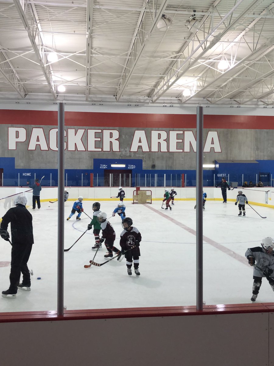 TMMed99's tweet image. Hockey Day MN! Austin, MN Squirt C’s looking fierce and goofing around after their game! Also a photo of the Mites who all made it to their game after a foot of snow overnight! #HockeyDayMinnesota #HockeyDayMN