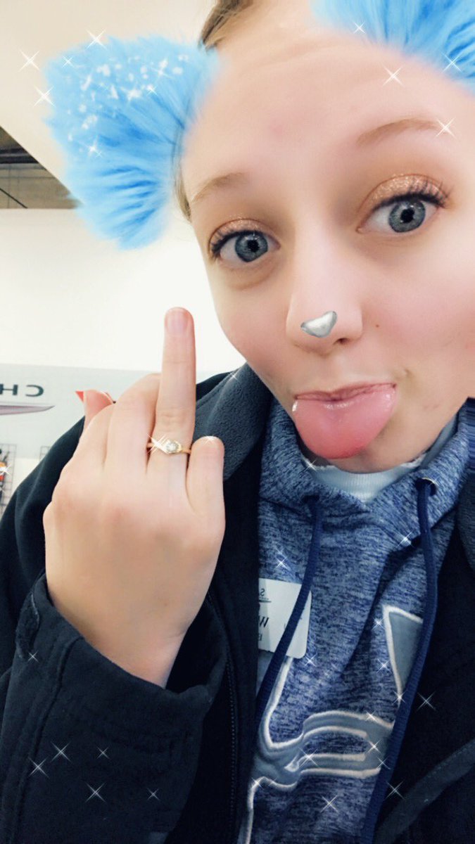 WinterStringham's tweet photo. Customer: *hitting on me* 

Me: https://t.co/n7AKDBQMKN