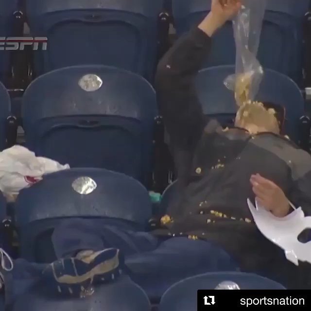 PopcornFinance's tweet image. Happy #nationalpopcornday! May you all enjoy a bag of popcorn as much as this man 😂 
#everydrop #everykernelcounts #mybestlife #livingmybestlife 
#Repost @sportsnation
・・・
Popcorn Guy, it's your day 🍿 bit.ly/2CARilk