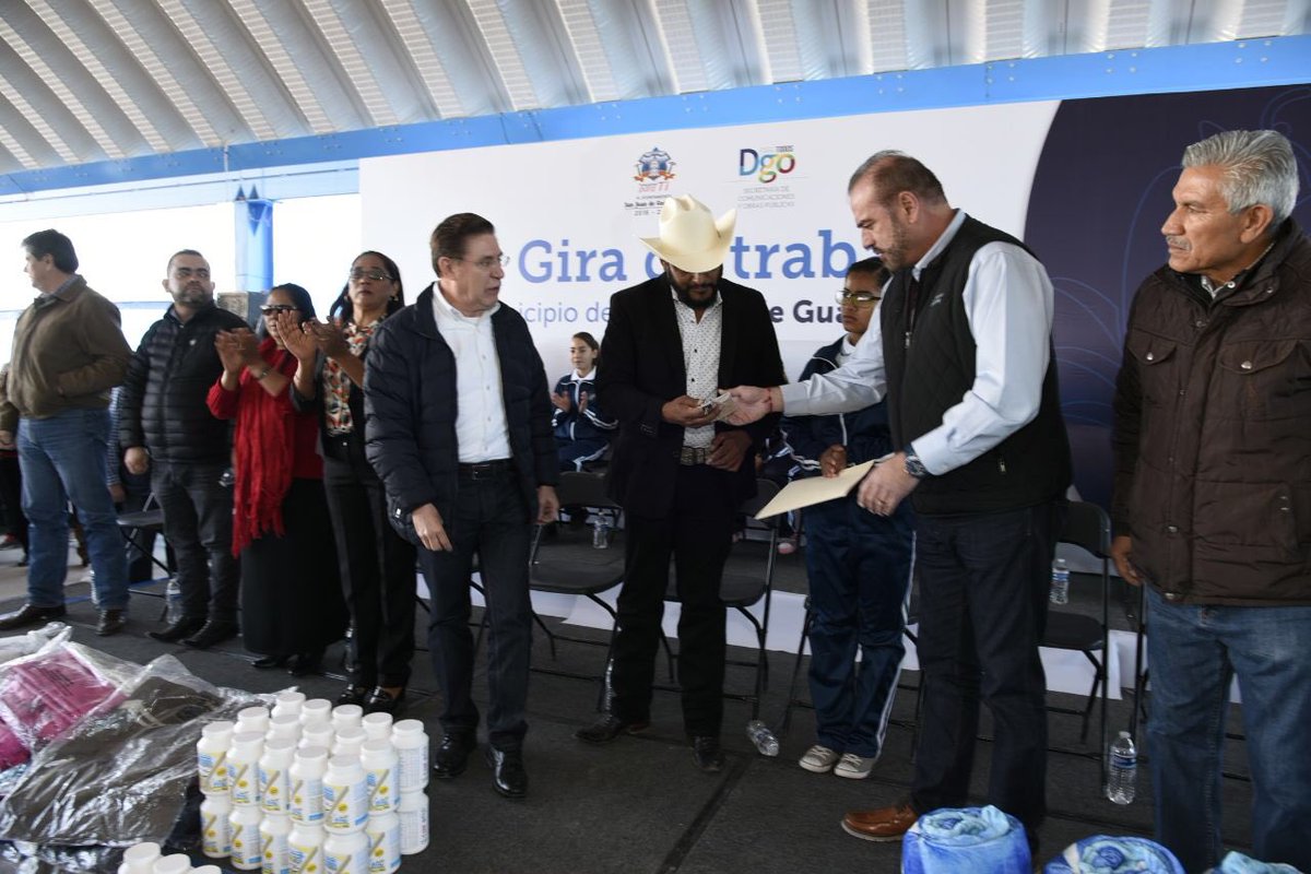 DIF_Durango's tweet photo. El Gobernador @AispuroDurango, en gira de trabajo en San Juan de Guadalupe, hizo entrega de apoyos invernales, paquetes alimentarios, escolares y suplementos en beneficio de las familias de esta región. https://t.co/Y9yWJzTTRh