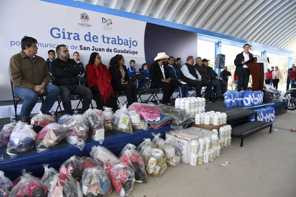 DIF_Durango's tweet photo. El Gobernador @AispuroDurango, en gira de trabajo en San Juan de Guadalupe, hizo entrega de apoyos invernales, paquetes alimentarios, escolares y suplementos en beneficio de las familias de esta región. https://t.co/Y9yWJzTTRh