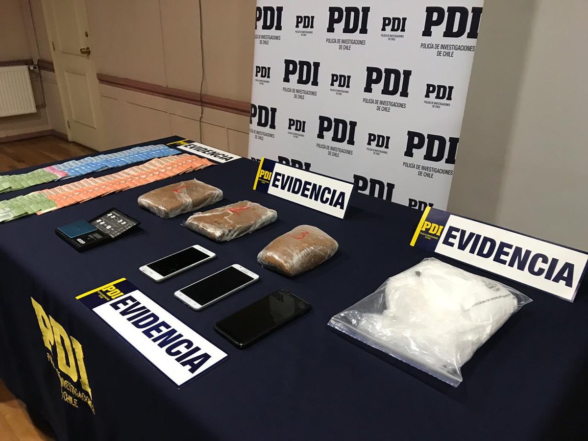 PDI_Magallanes's tweet photo. Operación “Revancha”: Brigada Antinarcóticos y Contra el Crimen Organizado #PuntaArenas desbarata banda criminal integrada por 3 ciudadanos extranjeros e incautan más de 2 kilos de cannabis sativa y clorhidrato de cocaína. Pasarán a control este domingo en #PuertoNatales https://t.co/IXWvLY7Al2