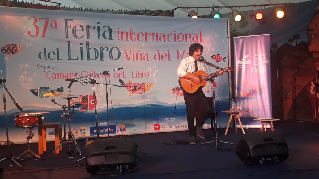 [AHORA] ☀🏖📚 #FILViña2019 Presentación músical de Matías Saavedra
Folk Indie.