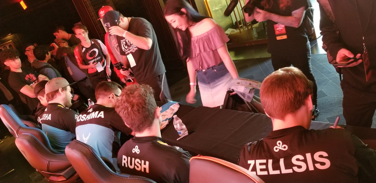 JonathanAKTran's tweet image. Signing session @iBUYPOWER Masters #iBPMasters IV, nice to play a home game for once 😀 #C9CSGO