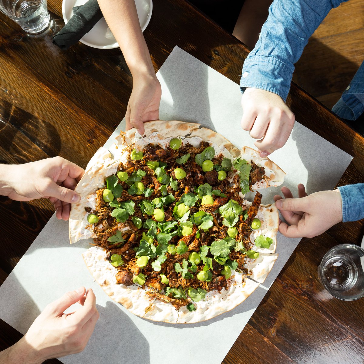 tapatoroorlando's tweet image. New year... same appetite. 🤤 Tag a foodie friend you wouldn't mind sharing a few small plates with! #cocamoruna #chickenflatbread