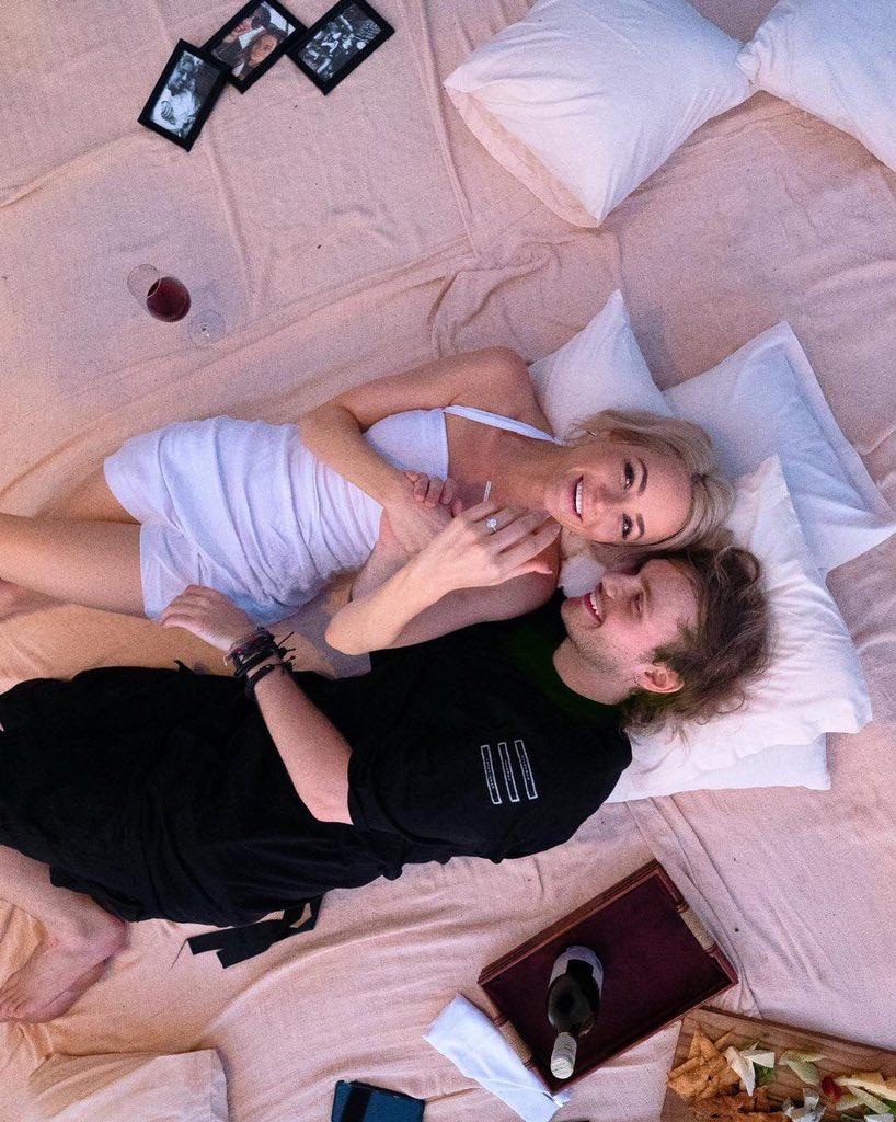 fiveteam5sos's tweet photo. Vamos as news do fandom! Michael e Crystal estão oficialmente 💍 ( fotos postadas no ig do Mike) https://t.co/yYbYMMTGZa