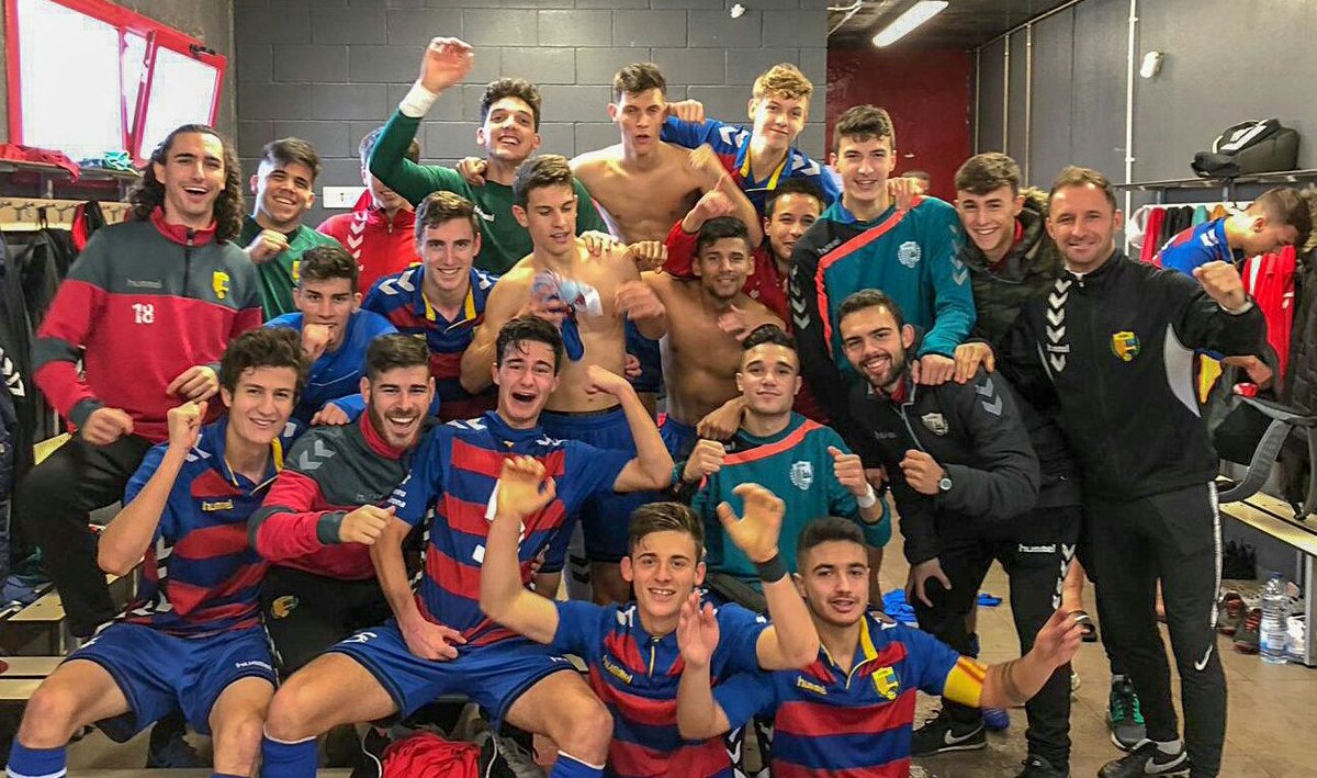 CanyerosCBrava's tweet photo. ¡Lo han vuelto a hacer! ¡Y esta vez en el #MunicipalDeLlagostera! @UELlagostera 2-0 @ce_mataro. El #Juvenilasso de @enalvaro sigue dando guerra en la @LigaNacional7. Los goles los marcaron @gerard_davesa y @didacgordilss17. ¡Enhorabuena cracks!😉 📷🔝 del amigo @jordi_juvanteny👏 https://t.co/WvMjNVUkOl