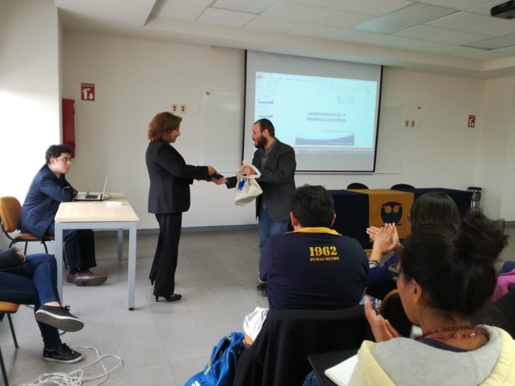EmprendeFq's tweet photo. Beatriz Álvarez en su conferencia: Aspectos legales : negocios, tecnología y regulación https://t.co/PPi7WWyEYp