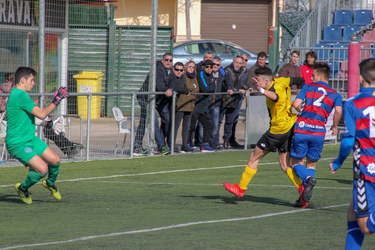 CanyerosCBrava's tweet photo. ¡Lo han vuelto a hacer! ¡Y esta vez en el #MunicipalDeLlagostera! @UELlagostera 2-0 @ce_mataro. El #Juvenilasso de @enalvaro sigue dando guerra en la @LigaNacional7. Los goles los marcaron @gerard_davesa y @didacgordilss17. ¡Enhorabuena cracks!😉 📷🔝 del amigo @jordi_juvanteny👏 https://t.co/WvMjNVUkOl