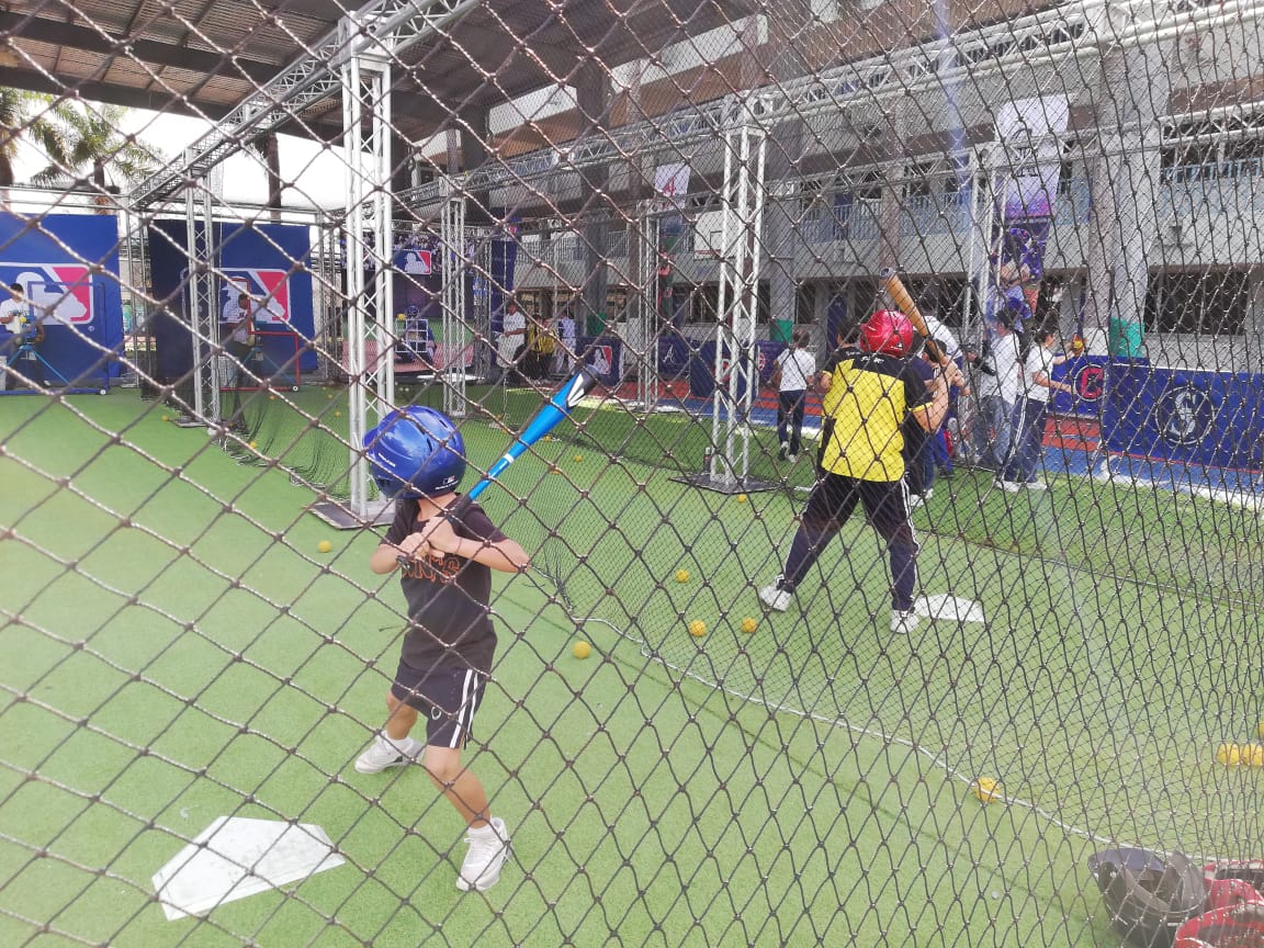MLB_Mexico's tweet photo. #MLBExperience ¡Disfrutando del deporte que tanto amamos! #YoAmoElBeis https://t.co/pXXgTVJywN