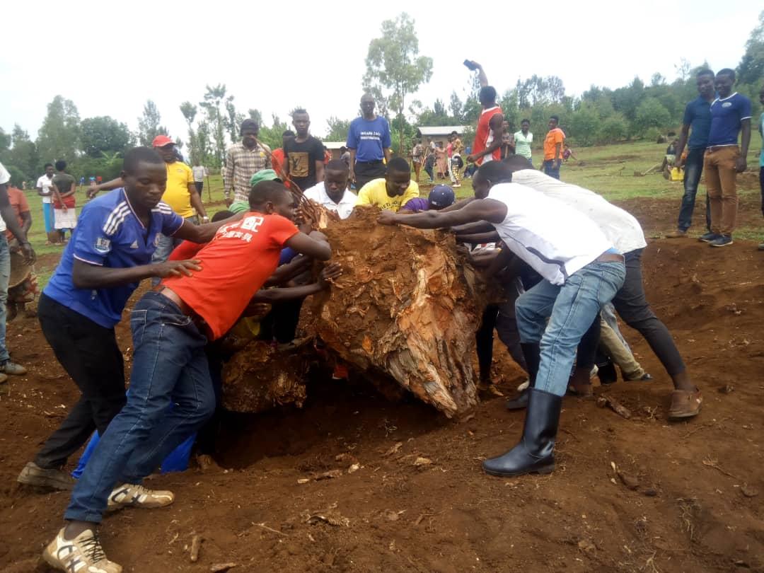 SimbarikureT's tweet photo. Mu tugari,hakozwe umuganda wihariye w' urubyiruko,hibanzwe ku guhanga no gutunganya ibibuga by' imyidagaduro n' ibindi bikorwa butandukanye. Ku rwego rw' akarere,wakorewe muri Cyato,akagari ka Murambi,mu guhanga ikibuga. Murakoze. @Nyamasheke @NycNyamasheke @MinYouthRwanda https://t.co/Wc2GJ7JNzr