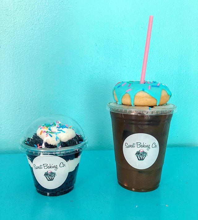 Lompoc_eats's tweet image. Iced coffee with almond milk 🥤topped with a vegan sprinkle donut 🍩 and a side of vegan chocolate sprinkle cake! 😋 yummy @sweetbaking_co #lompoceats #vegan #food #lompoc #coffee #donuts #local #sweet #combo bit.ly/2FJSHsN