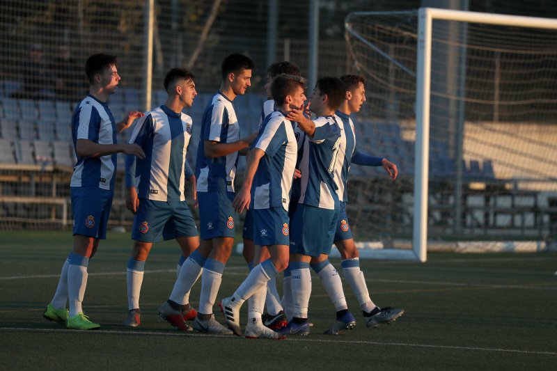 📝 CRÒNICA | 4-1: Tomben al líder

El Juvenil A goleja al Real Zaragoza que arribava líder i invicte a la Ciutat Esportiva Dani Jarque

rcdespanyol.com/ca/actualitat/…

#RCDE | #Volem | #PlanterRCDE | #EspanyoldeBarcelona
