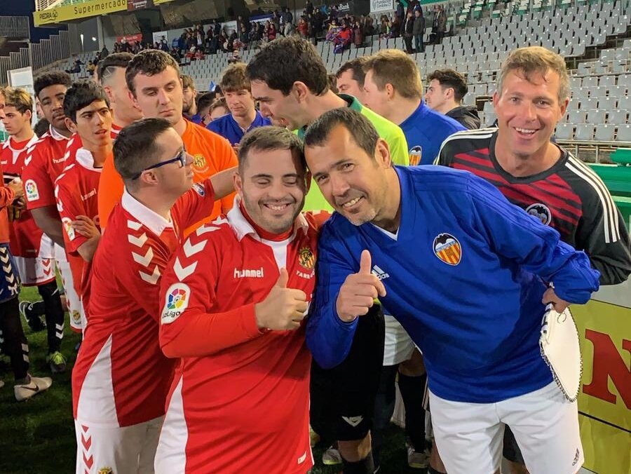 FVCF_Events's tweet photo. 2️⃣ victorias de 2️⃣ en la primera jornada de la #FaseCórdoba de #LaLigaGenuineSantander ✨ para nuestro #VCFdi 🦇

Albacete 0 🤝 2 🖤
🖤 3 🤝 0 Nàstic

😘 Pero por encima de todo SIEMPRE GANAMOS AMIGOS
#GanasdeGenuine 🔛 https://t.co/F5WFnKnGn8