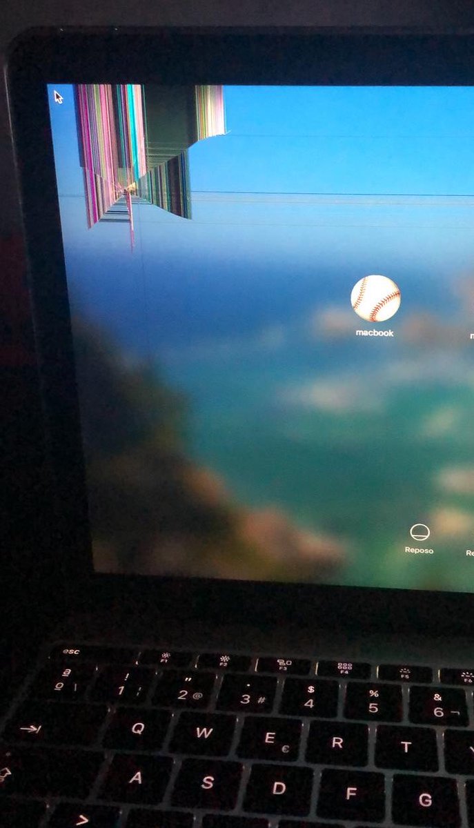 nereave10's tweet photo. Es lamentable que mi ordenador MacBook de 1300€ de @Apple @AppleSupport  se rompa la imagen de la pantalla, pero esta està fisicamente perfecta, sin golpe o rascazo, me digan que fue a raiz de un golpe sin verlo y que pretendan que lo lleve a una apple store a 450km de mi casa https://t.co/IcoEsgMAfo