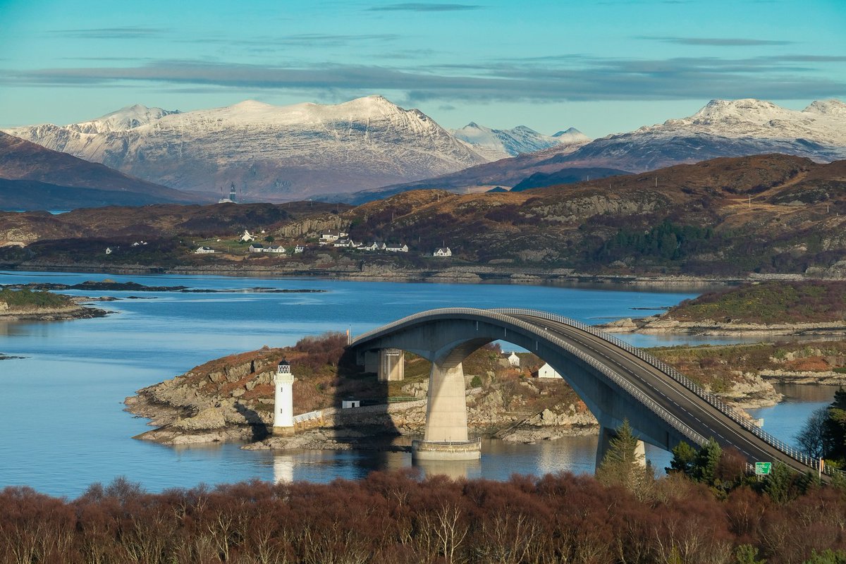 Looking back to the mainland over the Skye bridge this afternoon. What an extraordinary day's weather across much of the Highlands and Islands.
walkhighlands.co.uk/skye/
