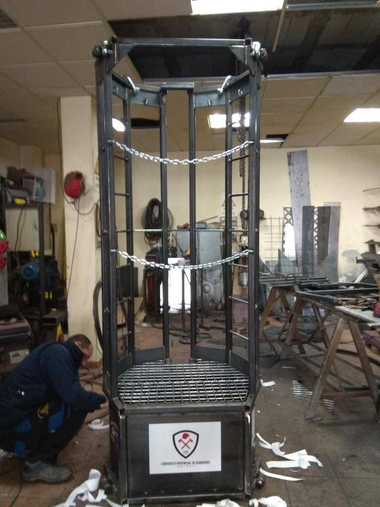 ElDelfinTV's tweet photo. La jaula en la q descenderán el pozo los mineros para rescatar a #Yulen https://t.co/RLA6fQAO4c