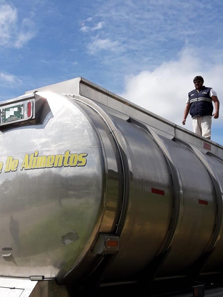 Implementamos en conjunto con el sector ganadero del Ecuador mecanismos de comunicación para alertar y actuar contra el contrabando, hoy detuvimos en Puerto Quito dos tanqueros. ¡Ganadero cuida a ganadero! Siguiendo el camino correcto, trabajamos juntos

goo.gl/NFTBuB