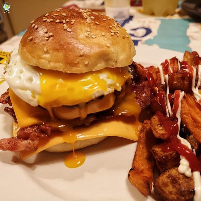 Hamburguesa casera, con pan casero.🍔🍟🍺 El trabajo duro tiene su recompensa💪😎 BUEN FINDE!!
#saboreandoelmundo #saboreandoencasa #badhersfeld #homemade #homemadeburger #homemadebun #bacon #burger #burgerporn #burgerpics #egg #friedegg #perfectdinner #cenaperfecta #weekend …