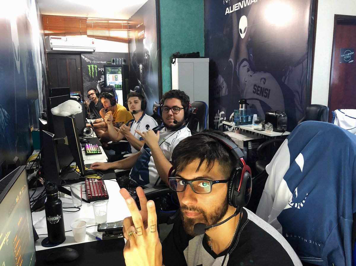 camanzinii's tweet photo. Tudo pronto...
✅Desfibrilador
✅Calmante
✅Dedos pra roer
#EuSouLiquid #partiuCanada https://t.co/9DNvCwXyVQ