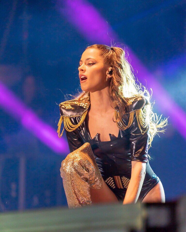 DarkTini's tweet photo. January 12: More photos of TINI performing at the #MovistarFriMusic in Pinamar #TiniEnPinamar https://t.co/sohWixTpfV