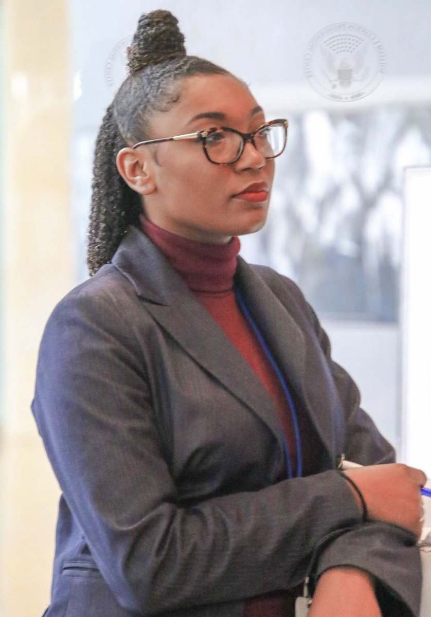 stillshiftingye's tweet image. Absorbing...✍🏾 2019 #writethevision #makeitplain