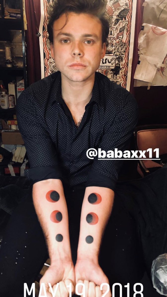 cassic02's tweet photo. When did you guys even record this cause Ashton’s tattoos aren’t even on his arms? I’m guessing you guys filmed this video forever ago and never told us about it. And you let’s us suffer. @Ashton5SOS @Calum5SOS @Luke5SOS @Michael5SOS @5SOS #lietomevideo #LieToMeVideoTheories https://t.co/jxsEH2vzoc