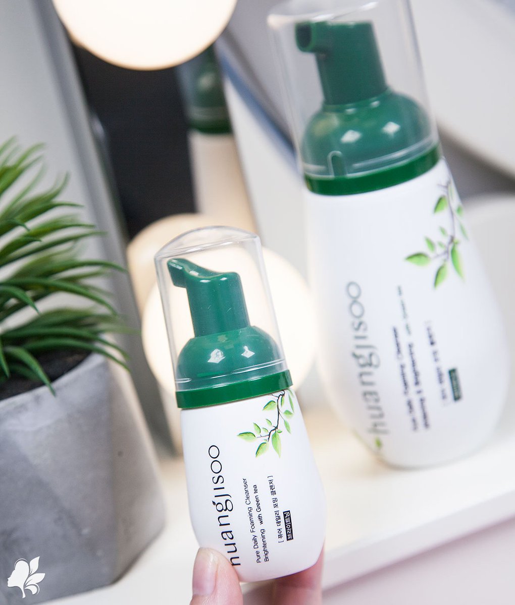 maquillalia's tweet photo. La carita siempre bien limpia antes de irnos a dormir🌱🌿 Te recomendamos mucho la espuma limipiadora #iluminadora de Huangjisoo #marcacoreana 😻
Contiene té verde, arbutin (blanqueador) y acerola (vitaminaC).
https://t.co/sPJhbb3sKJ https://t.co/FPGXfqieZE