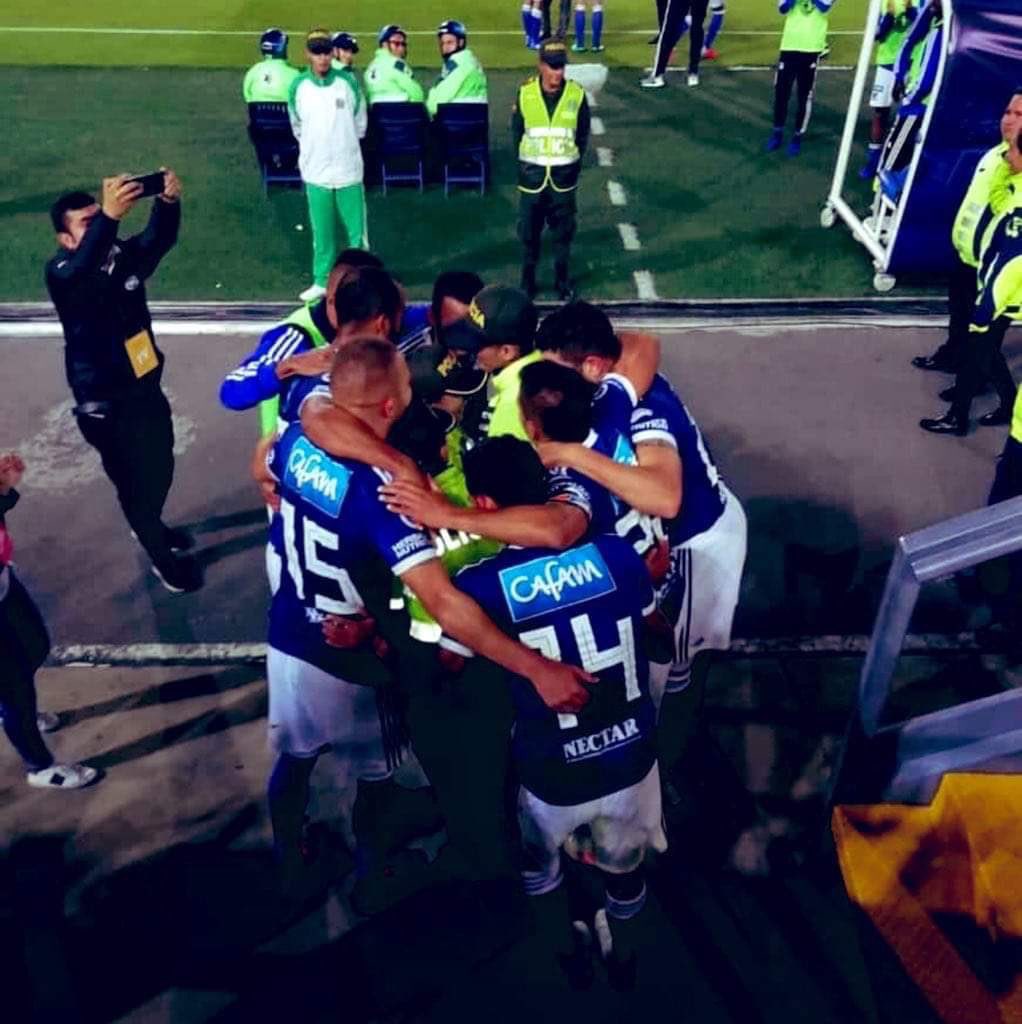 Háblame de #FairPlay, háblame de gestos... más que fútbol...

Luego del gol ⚽️ ante América de Cali, el jugador Uruguayo de <a href="/MillosFCoficial/">Millonarios FC</a> Matias De los Santos rindió este ejemplar #homenaje a la <a href="/PoliciaColombia/">Policía de Colombia</a>  🙏🙏🙏 👏👏👏👏 🕯 🕯

Foto: @PerezBurgoos