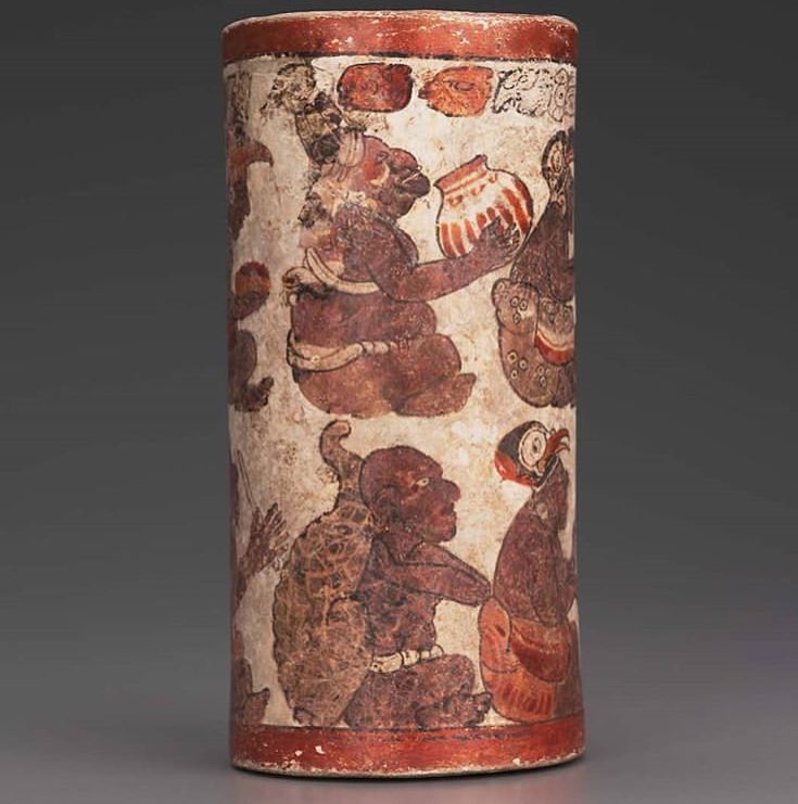 izzo_d's tweet photo. Vase maya de la période du classique tardif (650-800 ap. JC) avec une scène d'offrandes : une divinité reçoit des cadeaux... dont un bol de "kakaw". https://t.co/ukhe35YtwX