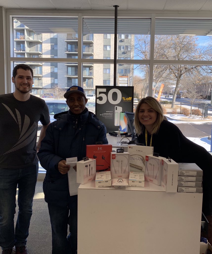 Thank you to our most recent addition to the Sprint family, who let us hook his family and friends with our sweet deals!!! #BITW #GoldStandard  @DCalzone77 <a href="/HoosierCrouch/">Dustin Crouch</a> <a href="/jimmills22/">Jim Mills</a>