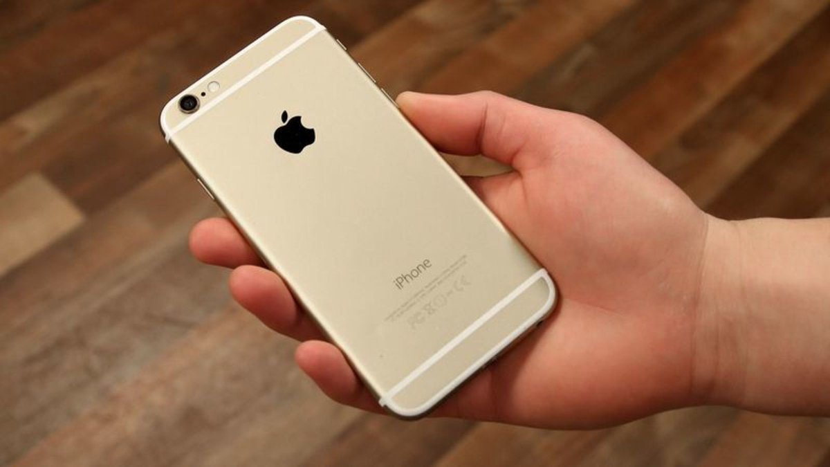 TheOnion's tweet image. Man Taking Phone Out Of Case For First Time In Years Struck By Forgotten Beauty trib.al/hwM6TnY