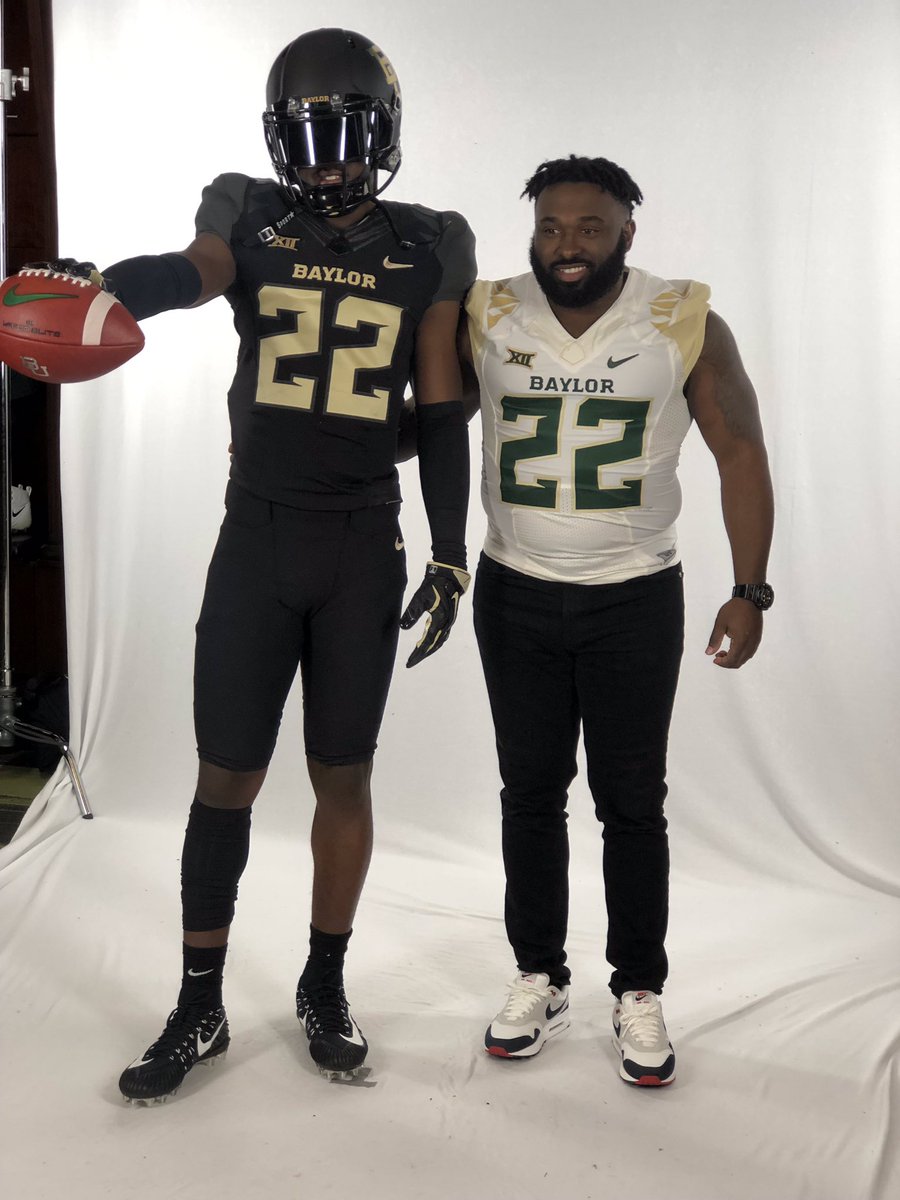 jaqwondisB's tweet photo. Proud to announce that I have received an offer to attend the prestigious Baylor University. Definitely preciate my right hand man @maka_difference and my family for supporting me #20BELOW #SicEm @BUCoachMike @BUFootball https://t.co/EVQbOVdo6j