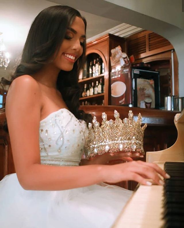 enferiate's tweet photo. La princesa de la #Fiss2018 @bianca_fiss18 se prepara para entregar la corona a la nueva princesa de la feria de San Sebastián.
.
.
#Enferiate #Feria #Fiss #SanCristobal #Tachira #Venezuela #QueriendoLoNuestro https://t.co/vmPmzoLmiY https://t.co/WW00SRBl9d