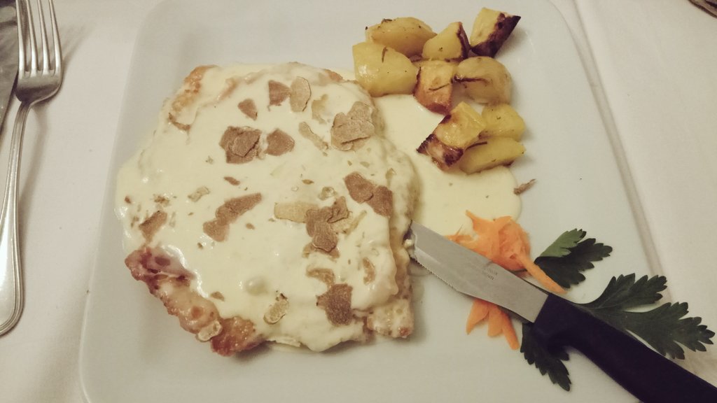 il_Gino's tweet photo. A cena fuori anche stasera: tortellone ripieno di zucca con ragù di salsiccia prima e poi sua maestà, la cotoletta petroniana col tartufo. #atsalut https://t.co/5L064zQzsx