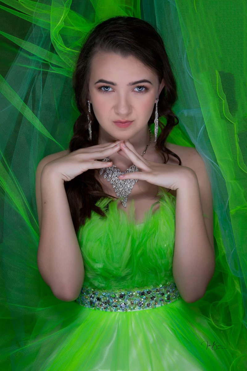 ModelemiAgency's tweet photo. GREEN with envy 💚
Model: junior model Sabrina Marie
Photographer: Tim Bear
MUA: Elizabeth Krupa
Represented by Modelemi agency 

#model #modelemi #juniormodel #formalwear https://t.co/7sgoMmMVDl