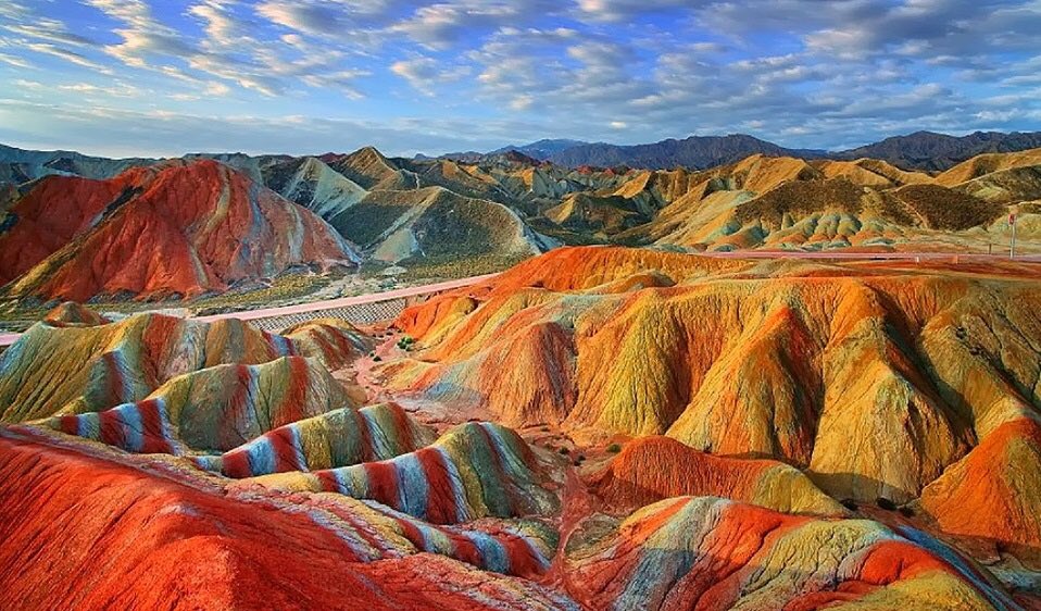 carlyealey's tweet photo. Rainbow Mountain, China #thingsidreamabout #inspo https://t.co/mPleeQ18Re