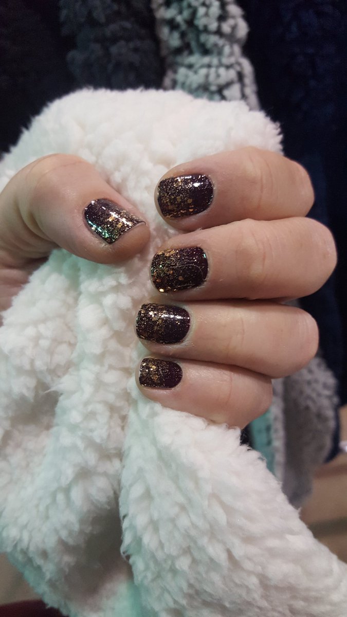 Best in show #colorstreet #sherpa #volleyball #beyou #becolorful #nailedit #nailfie #nessasnails #nails #notd