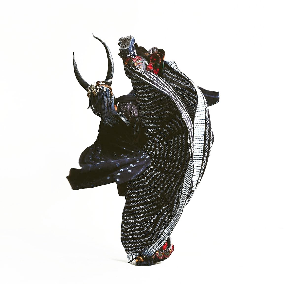 NDTCJAMAICA's tweet photo. Chris Walker dancing the reimagined rolling calf as part of Laura Anderson Barbata "Intervention: Indigo" presented in Brooklyn at the Macy's Thanksgiving Day Parade 2015. The Afro-Caribbean Mas inspired costume was designed in collaboration with #LauraAndersonBarbata. https://t.co/lstyfVqHAd